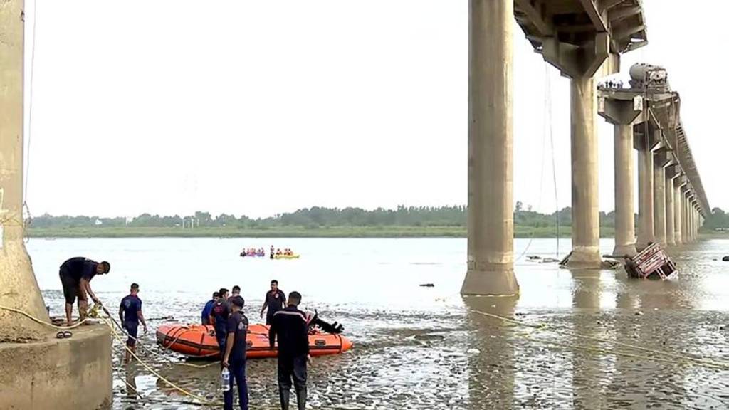 Vadodara bridge collapse