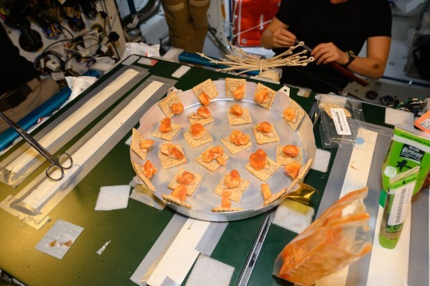 They prepared a celebratory dessert - a cake made from sweet bread, condensed milk, and walnuts. (Image: Jonny Kim's X)