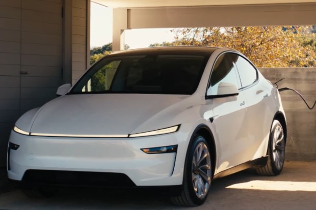 The Model Y features a dual motor all-wheel drive system, delivering instantaneous torque and enhanced traction. Both trims share a 75 kWh battery pack with efficient energy consumption, providing strong electric performance coupled with an estimated combined MPGe of 117 for Long Range and 104 for Performance, optimizing city and highway driving. (Image: Tesla)
