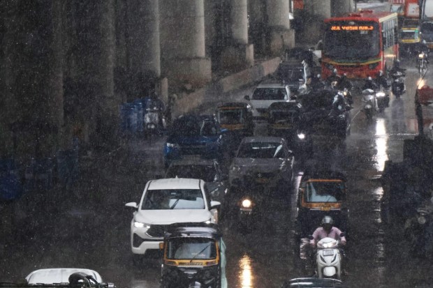 Extremely heavy rain has also been reported in Alibaug and along the Mumbai-Pune highway in the past few hours. Pune is expected to see rainfall until 1 PM today. (Express Photo)