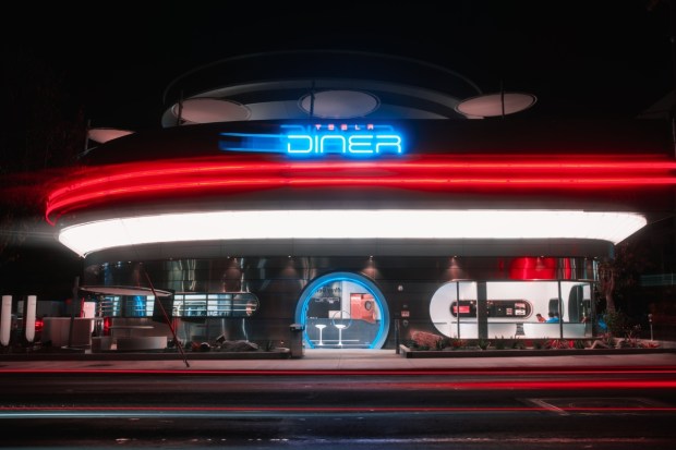 CEO Elon Musk, who recently visited the location, called it “one of the coolest spots in LA.” The diner is open 24/7 and also includes luxury restrooms, elevators for accessibility, a Tesla merchandise corner, and even a display of the Optimus robot. (Image: Tesla’s X)