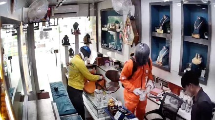 Robbers masked as Swiggy, Blinkit delivery agents loot Rs 35 lakh jewellery in Ghaziabad Robbers masked as Swiggy, Blinkit delivery agents loot Rs 35 lakh jewellery in Ghaziabad