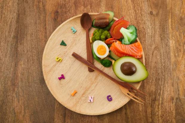 Irregular eating patterns or skipping meals can confuse the digestive system and result in indigestion and bloating. (Photo source: Canva)