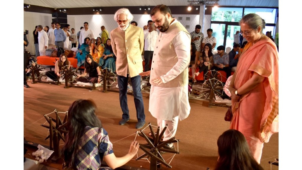 Manoj Kumar, chairman, Khadi and Village Industries Commission with Sunil Sethi, Chairman of FDCI at the Khadi show in New Delhi. (Image Source: Fe)