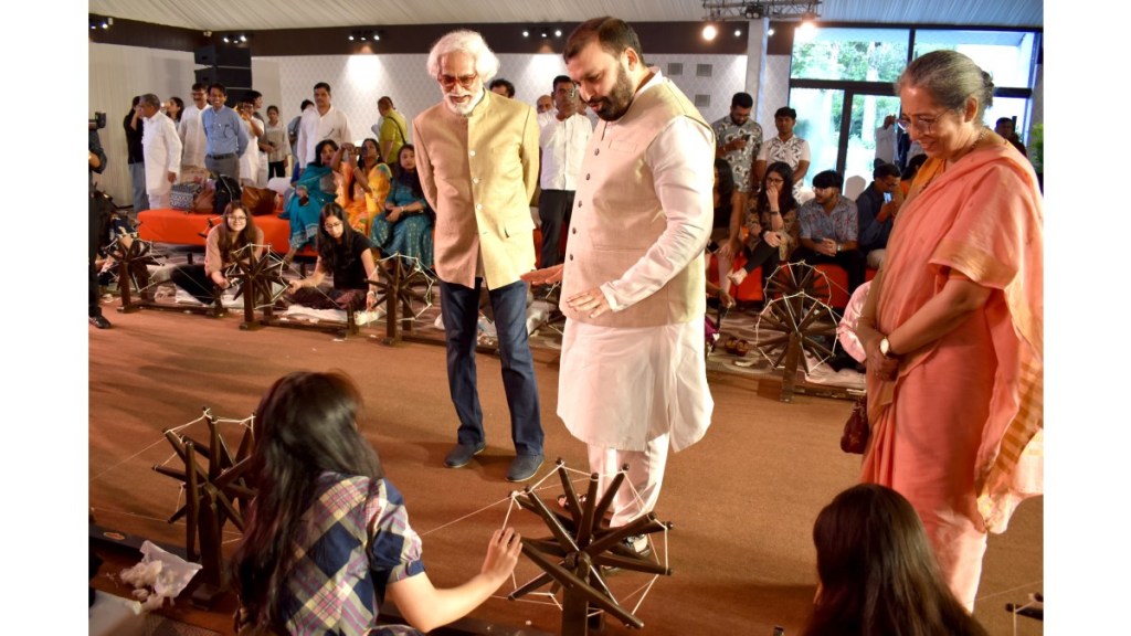 Manoj Kumar, chairman, Khadi and Village Industries Commission with Sunil Sethi, Chairman of FDCI at the Khadi show in New Delhi. (Image Source: Fe)