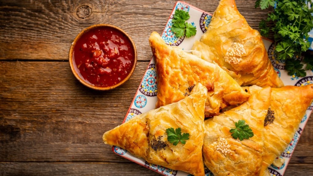 'Samosa minister': Ravi Kishan trolled for demanding a law for samosa price and size (Photo: Freepik)