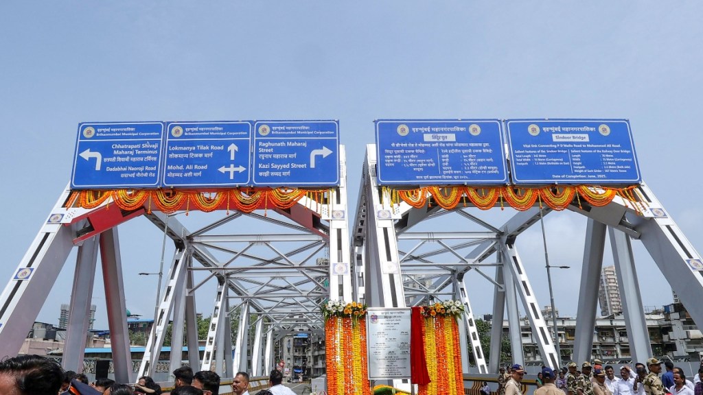 Mumbai’s Carnac Bridge renamed ‘Sindoor’, Fadnavis says ‘end to dark chapter of oppression’ Mumbai’s Carnac Bridge renamed ‘Sindoor’, Fadnavis says ‘end to dark chapter of oppression’