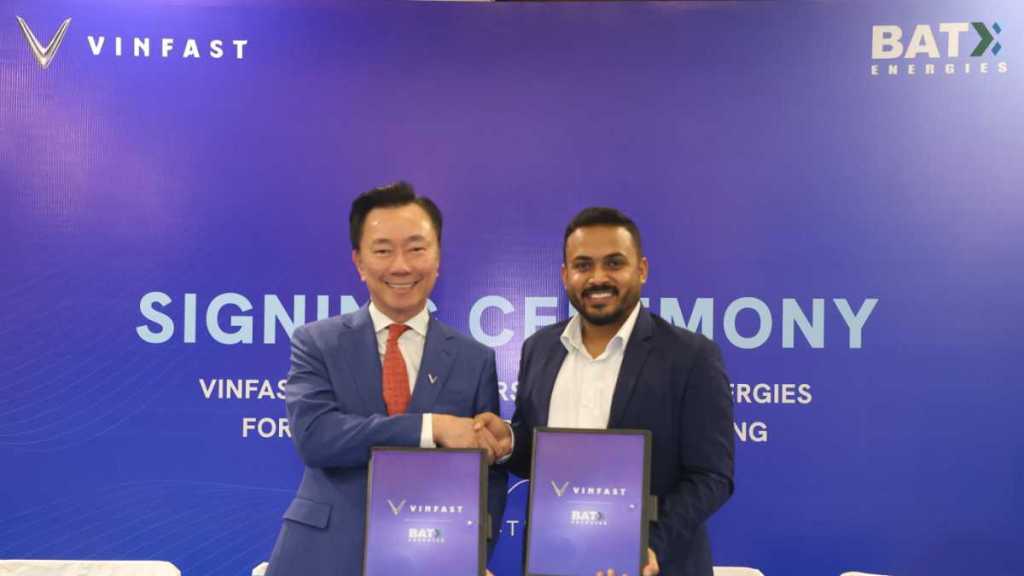 Pham Sanh Chau, CEO of VinFast Asia (left), and Utkarsh Singh, CEO of BatX Energies