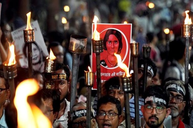 On the eve of the one-year anniversary of the rape and murder of a trainee doctor at the state-run RG Kar Medical College and Hospital, members of the Junior Doctors' Forum, senior doctors, and other protesters held a torch rally from College Street to Shyambazar in Kolkata. (Image Source: PTI)