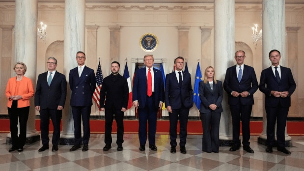   European Commission President Ursula von der Leyen, from left, British Prime Minister Keir Starmer, Finland's President Alexander Stubb, Ukrainian President Volodymyr Zelenskyy, President Donald Trump, France's President Emmanuel Macron, Italy's Prime Minister Giorgia Meloni, Germany's Chancellor Friedrich Merz and NATO Secretary General Mark Rutte pose for a group photo in the Grand Foyer of the White House. (Photo Source: Associated Press)