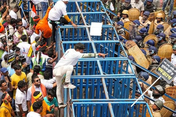 In Howrah's Santragachi, protesters climbed barricades during a march toward Nabanna to mark the one-year anniversary of the rape and murder of a trainee doctor at the RG Kar Medical College and Hospital. (Image Source: PTI)