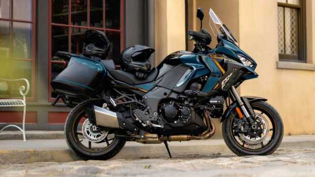 The biggest update is with the SE version, which gets two colour options: Metallic Deep Blue with Metallic Diablo Black, and Emerald Blazed Green with black highlights