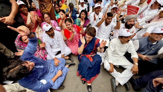 As the MPs were stopped, many of them sat on the road and raised slogans, including Priyanka Gandhi. Whereas multiple leaders, such as  TMC’s Mahua Moitra and the Congress’s Sanjana Jatav and Jothimani, climbed the barricades and raised slogans against the EC. (Photo Source: Official Twitter handle @INCIndia)