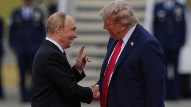 Third Slide: The two leaders shook hands firmly before riding together in the presidential limousine. The moment was captured right before the two presidents entered closed-door talks, overshadowed by ongoing geopolitical tensions. (Photo Source: Associated Press)