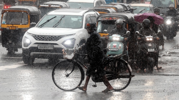Heavy rains lashed upon Chembur Amar Mahal Junction on Tuesday. Continuous downpour in the region halted traffic in the place to a crawl.(Photo Source: Indian Express)