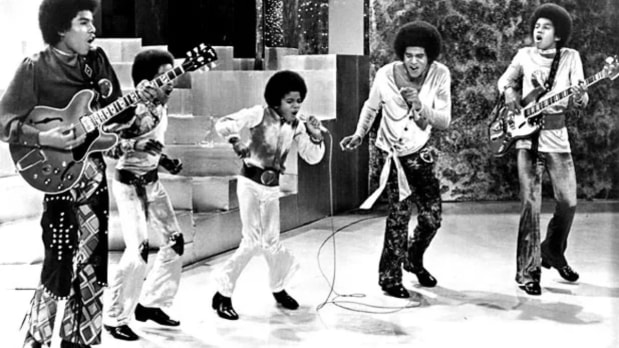 The young Jacksons rehearsed for hours every day under their father’s guidance and soon began performing as the Jackson 5 in clubs. I 1969, the performance group was signed by Motown Records. Sporting the loudest fashions, the largest Afros, the snappiest choreography, and a youthful, soulful exuberance, the Jackson 5 became an immediate success. (Official Instagram account @Michaeljackson)