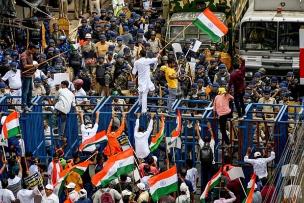 In Howrah, protesters marching to the West Bengal secretariat, 'Nabanna,' attempted to breach police-set iron barricades. The march marked the one-year anniversary of the rape and murder of a trainee doctor at RG Kar Hospital. (Image Source: PTI)