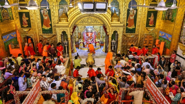 People gather to offer prayers at the Moti Dungri Ganesh Temple on the eve of the ‘Ganesh Chaturthi’ festival, in Jaipur, Tuesday, Aug. 26 (Photo Source: PTI)