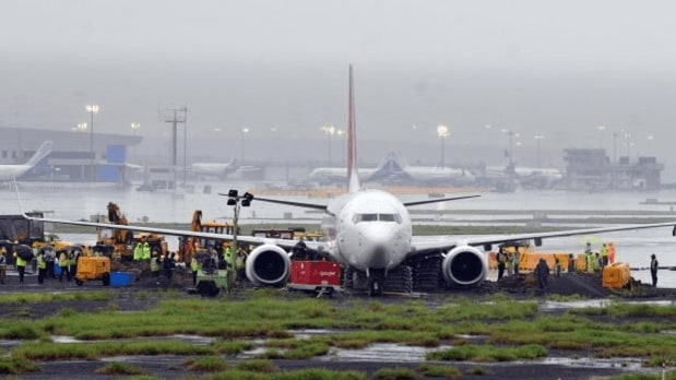  Heavy rain flooded the entrance to Mumbai’s main airport, leading to travel disruptions and prompting airlines to advise passengers to plan for extra travel time. (Photo Source: PTI)