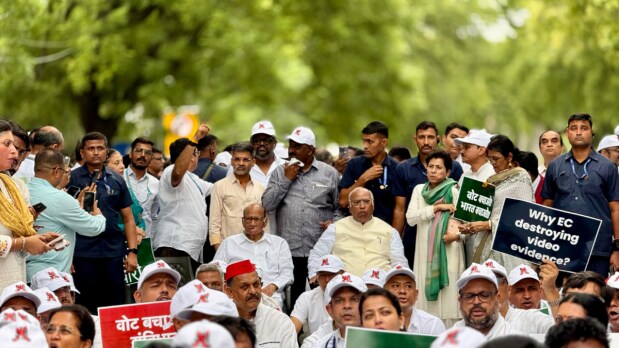 Congress President Malikarjun Kharge was seen sitting at the protest site alongside Sharad Pawar. Kharge supported Rahul Gandhi’s statements, saying, “If a government does not even allow us to go towards the Election Commission, I don’t know what the government is afraid of.” (Photo Source: Official Twitter handle @INCIndia)