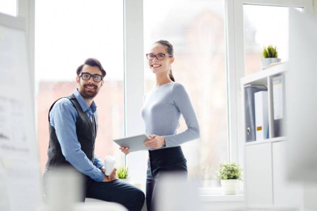 Take regular movement breaks: Walk for at least five minutes every 30 minutes and set a timer for standing or stretching. By doing it this way, muscle activity and healthy blood flow will be maintained. (Photo source: Canva)