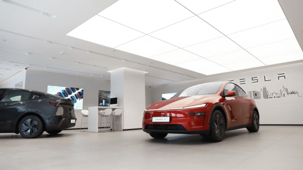 Tesla is also offering its Fully Self-Driving (FSD) capabilities in the India-spec Model Y. However, there’s a catch. This system is only offered as an option at Rs 6 lakh on top of the vehicle’s price. While FSD isn’t yet fully enabled due to India’s regulatory framework, the vehicle includes Autopilot features like Autopark, Smart Summon, Traffic Light & Stop Sign Control—with future updates planned via OTA software upgrades. (Photo Source: Official X handle Tesla_India)