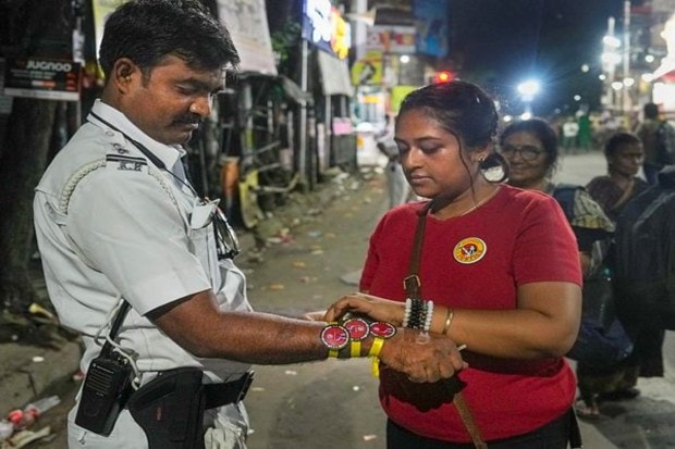 During a night-long vigil in Kolkata, an agitator tied a 'rakhi' on a police officer to mark the one-year anniversary of the rape and murder of a trainee doctor at R.G. Kar Hospital. (Image Source: PTI)