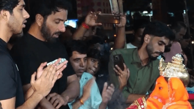  Actor Sonu Sood was seen alongside relatives taking Ganpati Bappa home to celebrate Ganesh Chaturthi. (Photo Source: PTI)