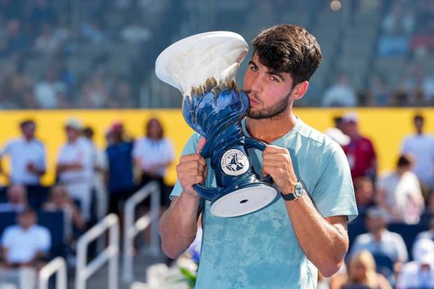 Carlos Alcaraz won the Cincinnati Open Title after Jannik Sinner retired ill. The Italian top seed stopped playing at 0-5 in the first set, and the match ended in just 23 minutes. (Photo source: Reuters)