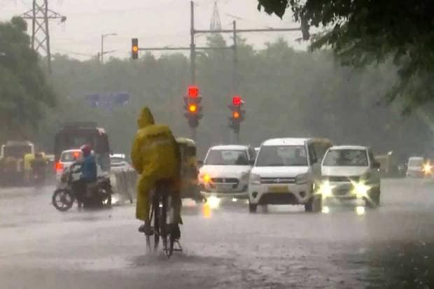 The Met Department has issued a red alert for Delhi-NCR and has also warned of heavy showers and thunderstorms. (Photo source: ANI)