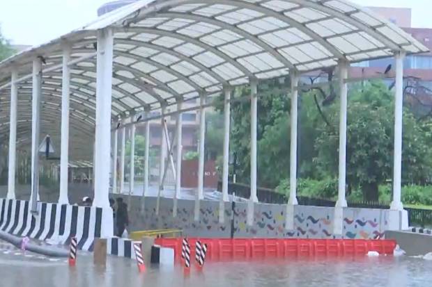 Commuters have been urged to avoid non-essential travel and to check routes and traffic advisories before heading out. (Photo source: ANI)