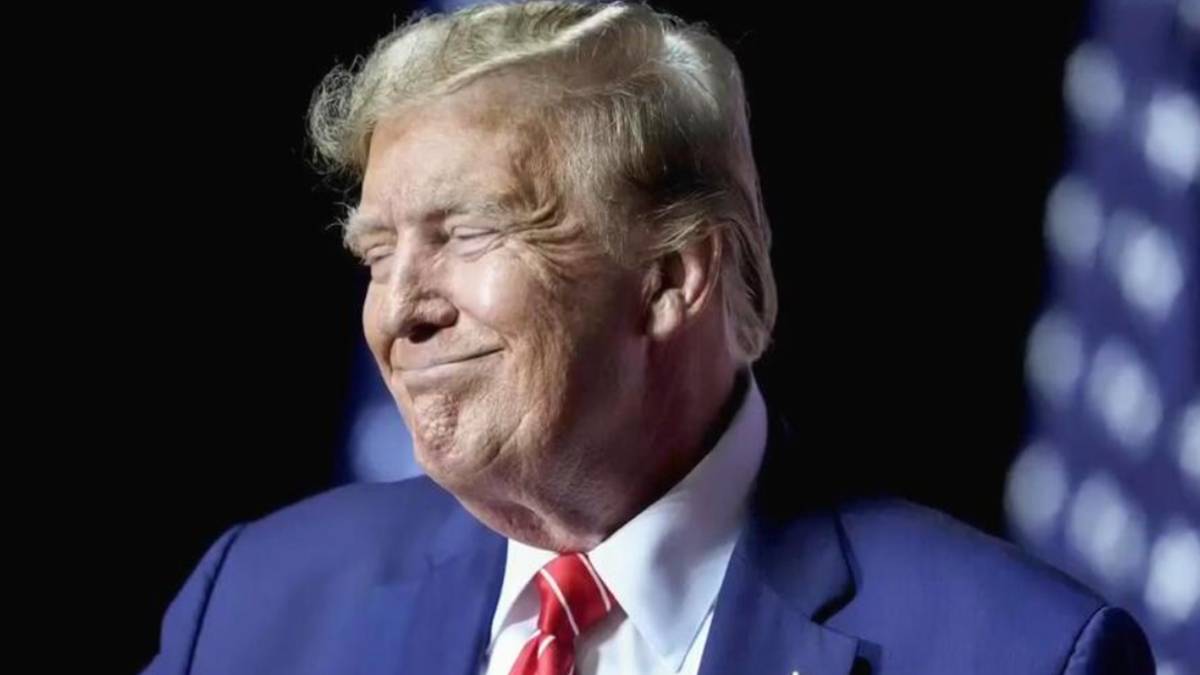 Trump guns for NBC and ABC News channels; mulls revoking license (Photo: AP) Trump guns for NBC and ABC News channels; mulls revoking license (Photo: AP)
