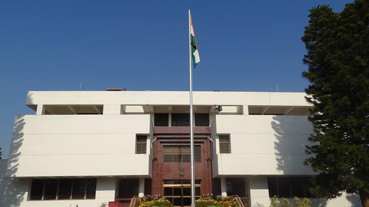 Pak cuts off gas, water supply for Indian diplomats Pak cuts off gas, water supply for Indian diplomats