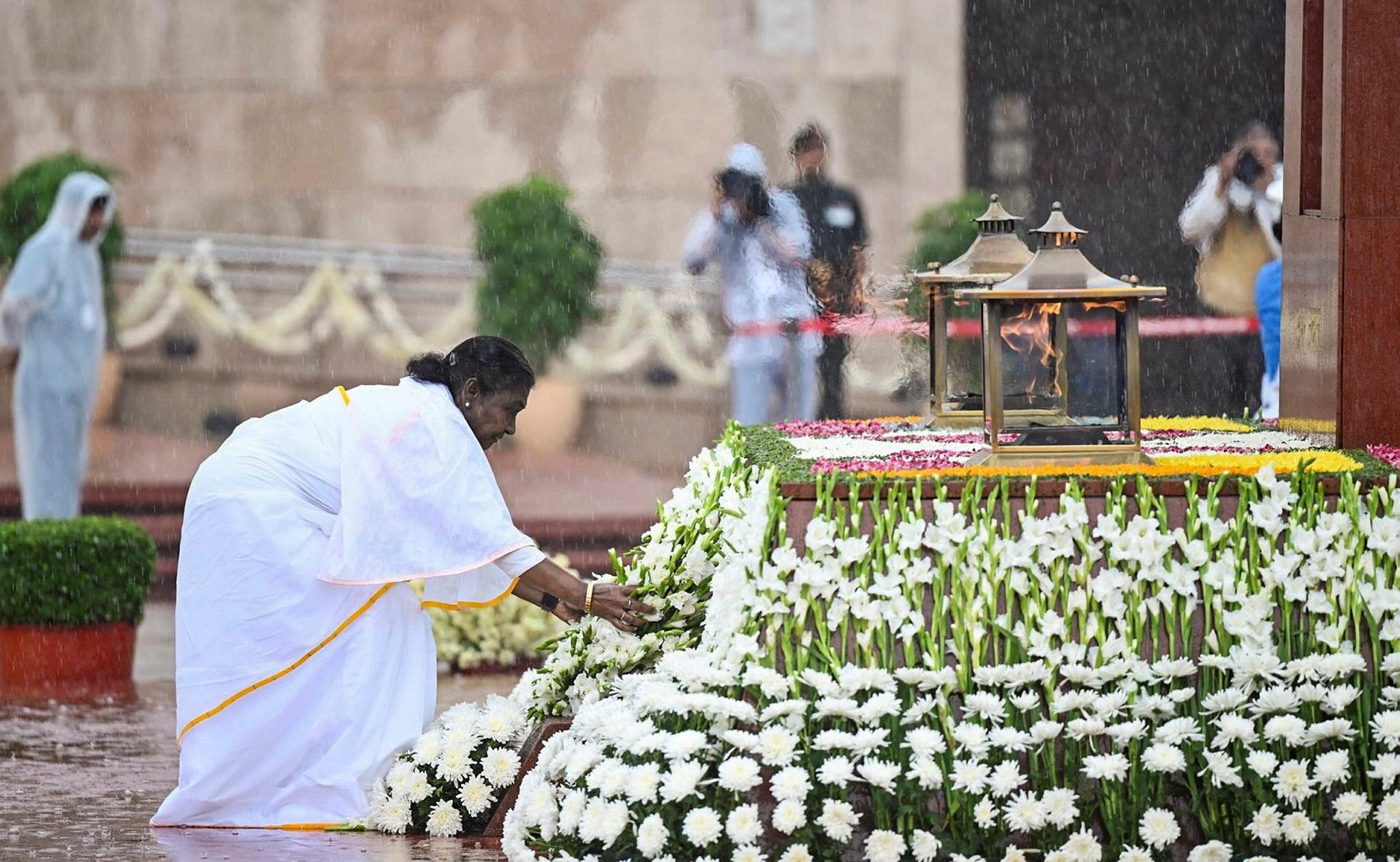 President Droupadi Murmu pays homage at the National War Memorial (Photo: rashtrapatibhvn/X)