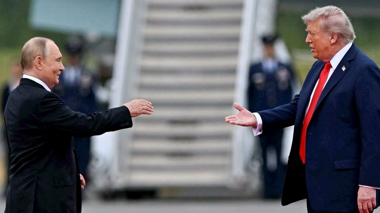 US President Donald Trump and Russian President Vladimir Putin exchange greetings before their meeting in Alaska (Photo: MFA Russia/X)
