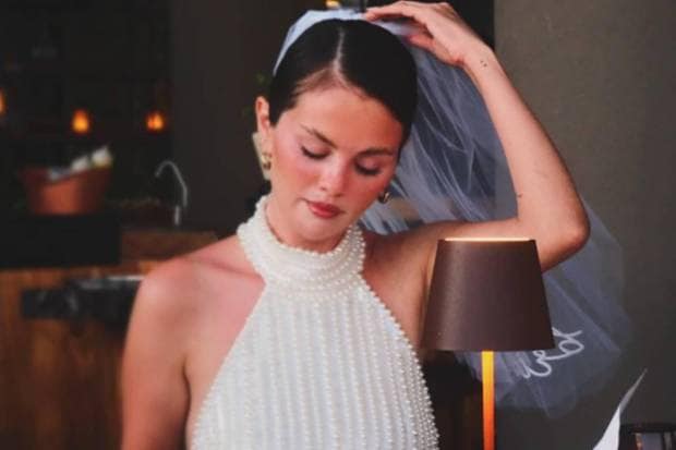 Gomes was seen in a bridal veil along with a strapless backless swimsuit and white pants on board a yacht. (Photo source: selenagomez@Instagram)