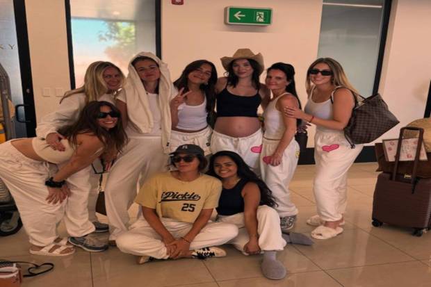 Her friends who joined her on the trip included Courtney Lopez, Reaquelle Stevens, Ashley Cook, and her cousin Priscilla. (Photo source: selenagomez@Instagram)