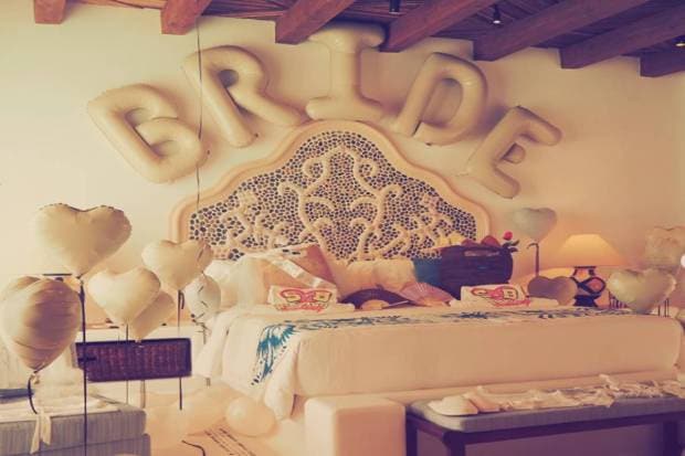  Bridal-themed accessories and decorations gave the party a pre-wedding touch. (Photo source: selenagomez@Instagram)