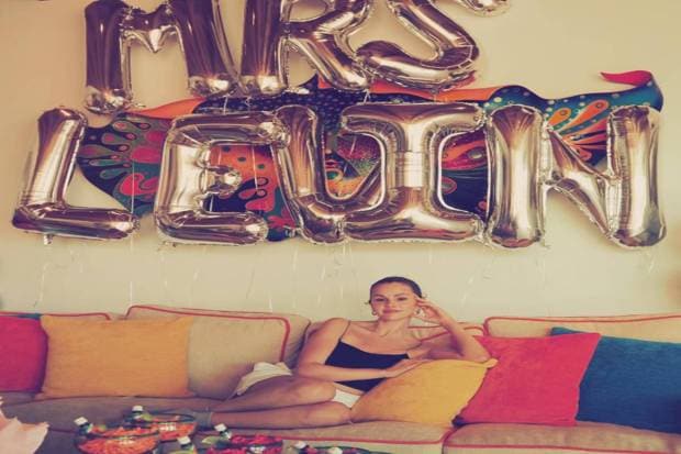  Selena kept her natural look with ‘’Mrs Levin’’ balloons, which was a tribute to her fiance Benny Blanco’s last name. Photo source: selenagomez@Instagram)