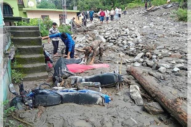 Locals, along with officials, were seen supporting the evacuation process. (Photo source: PTI)