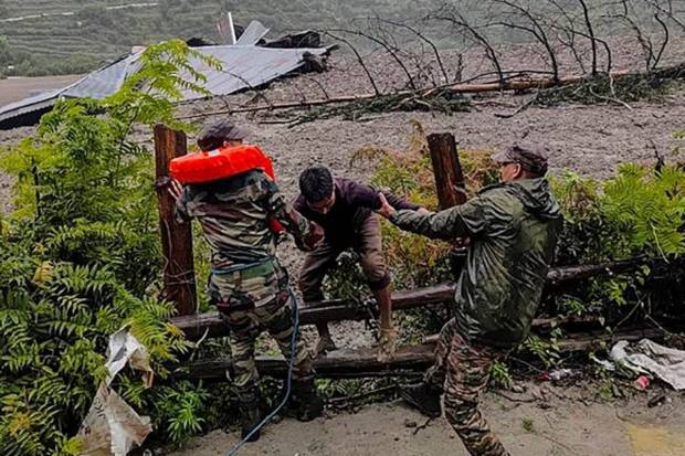 SDRF teams are using drones, cameras, and cutters in the rescue drive. Roads continue to be blocked, and electricity, along with mobile networks, is affected. (Photo source: PTI)