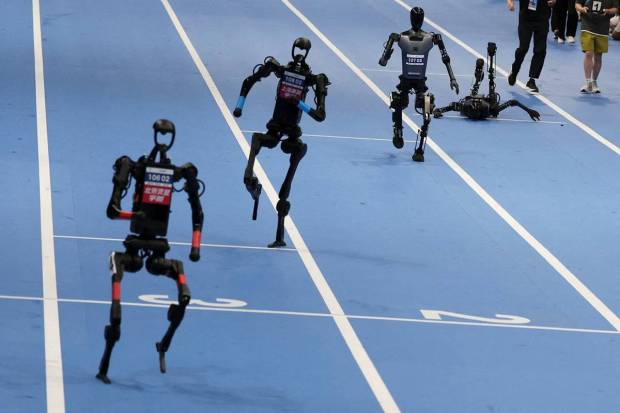 Robots sprint race of 1500 mm, but many collapsed in the middle of the race. (Photo source: Reuters).