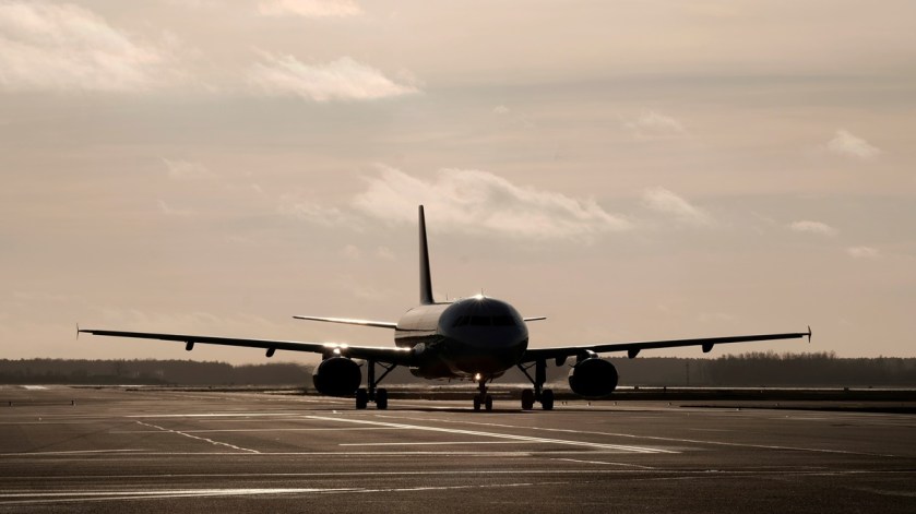 US airlines to cancel hundreds of flights amid government shutdown