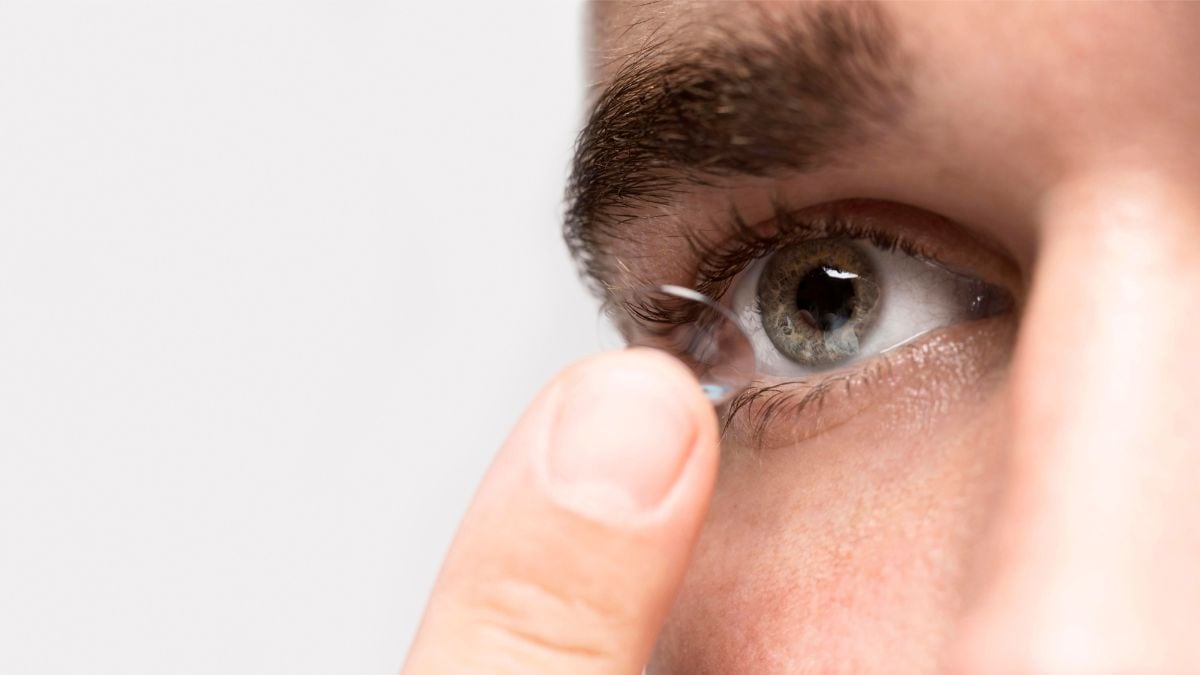 How to wear contact lenses safely in rain