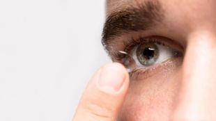 How to wear contact lenses safely in rain