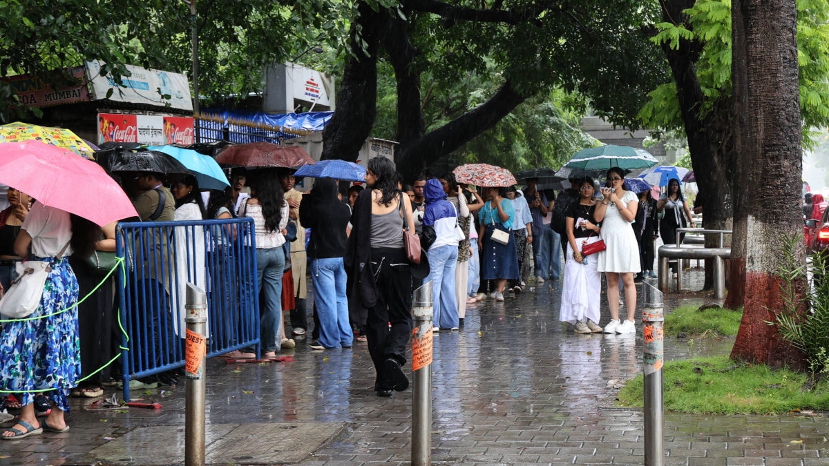 IMD predicts 'very heavy rainfall' across Mumbai for next three days, forecaster sounds 'red alert' IMD predicts 'very heavy rainfall' across Mumbai for next three days, forecaster sounds 'red alert'