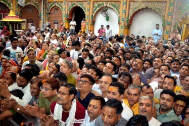 People throng at Dwarkadhish Temple to offer prayers on the occasion of 'Shri Krishna Janmashtami' festival, in Mathura. (Image source: PTI)