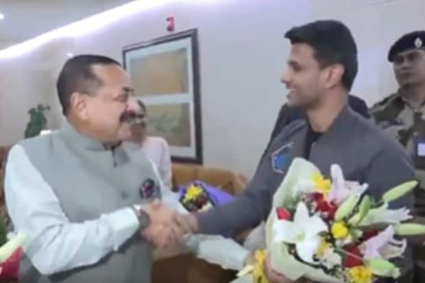 Indian Air Force (IAF) Group Captain Shubhanshu Shukla shakes hands with Union Minister of State Jitendra Singh after receiving a bouquet from him. (Image: X)
