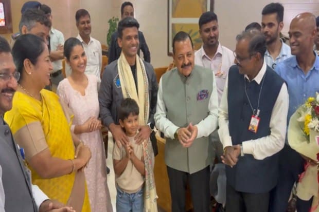 Shubhanshu’s wife, Kamna Shukla, and their young son are present, adding a personal touch to the event. (Image: X)