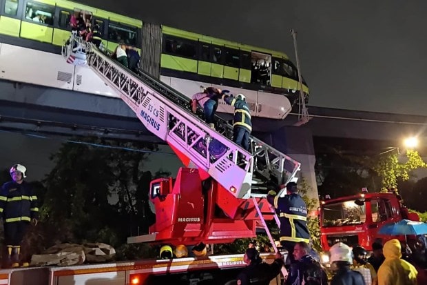 Mumbai’s monorail broke down between two stations in Chembur, leaving over 200 passengers trapped for nearly three hours. The disruption occurred after a power mishap halted the train mid-air. The Maha Mumbai Metro Operation Corporation Ltd confirmed the breakdown, while the MMRDA deployed rescue teams to bring down passengers safely using scissor lifts and the fire brigade. (Express Photo)